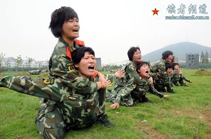 タンクトップに機関銃