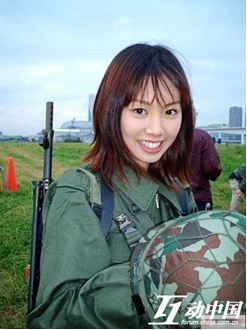 タンクトップに機関銃