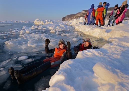 流氷の上を歩き　流氷と戯れる　知床の人気ツアー